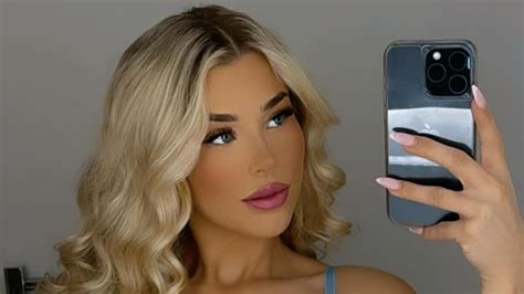 Glamorous footballer Madelene Wright strips down to bra and leggings as she treats fans to sexy ...