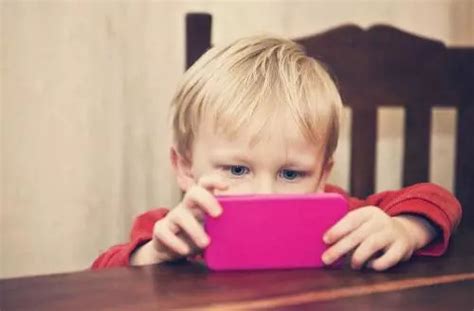 孩子有“手机瘾”，比起强行干预，父母以身作则、多陪伴效果更好 - 知乎