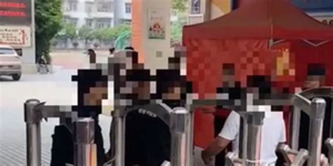 香港中学生被警方开枪打伤同学，校友集会声援 - 港澳特区 - 倍可亲