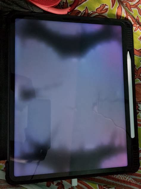 My ipad screen turns black sometime but underscreen is glowing. : r/iPadPro