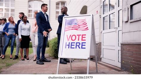 Modern Image of People Voting 的图像结果