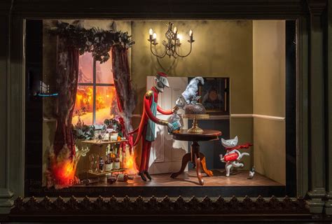 Biscoitos de gengibre, bonecos e muitas luzes enchem as montras de Natal de Paris, Londres e ...