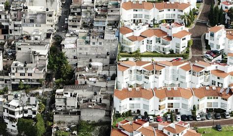 墨西哥城富人区与贫民窟仅一墙之隔, 鲜明对比可见贫富差距|墨西哥城|富人区|贫民窟_新浪新闻