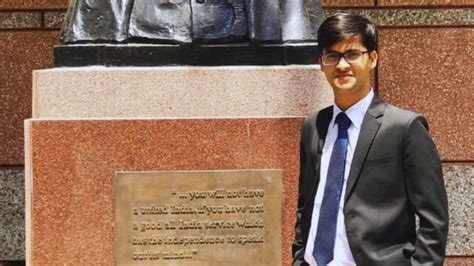 Meet India’s Youngest IAS Officer: Son of An Autorickshaw Driver, His ...