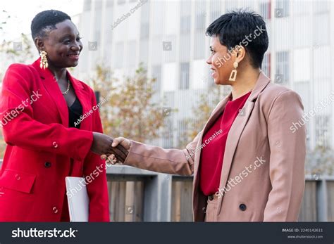 Business Shaking Hands 的图像结果