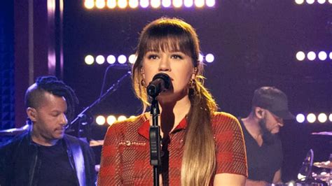 Kelly Clarkson Unveils SHOCKING New Look … Loss A TON Of Weight!