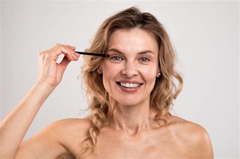 Maquiagem antienvelhecimento linda mulher de meia idade segurando ...