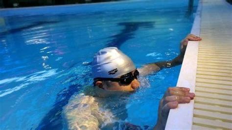 游泳运动员跳进泳池图片_女游泳运动员跳水瞬间素材_高清图片_摄影照片_寻图免费打包下载