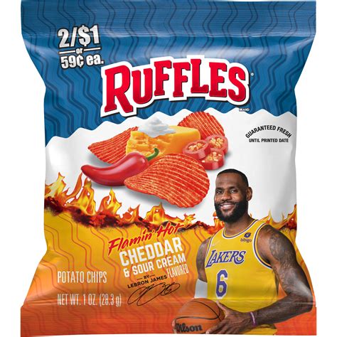Ruffles Flamin' Hot Cheddar & Sour Cream Flavored Potato Snack Chips, 1 ...