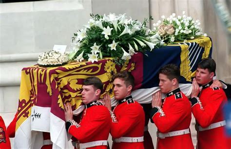 戴安娜，一位离婚后王妃的葬礼，盛大场面在英国王室空前绝后_戴妃