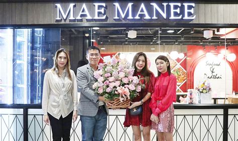ผู้บริหารศูนย์การค้าเอ็ม บี เค เซ็นเตอร์ มอบช่อดอกไม้แสดงความยินดีเปิด ...