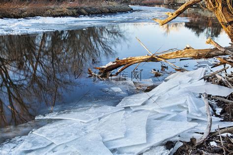 河岸结冰的普德河高清摄影大图-千库网