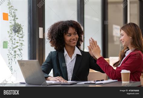 Happy People at Work 的图像结果
