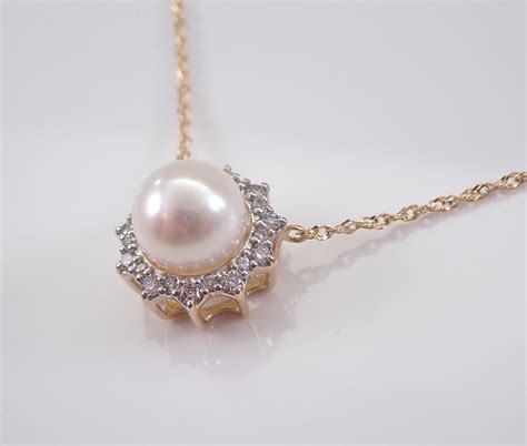 Halo Pearl Necklace