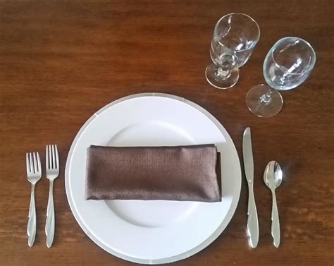 Informal Table Place Setting 的图像结果