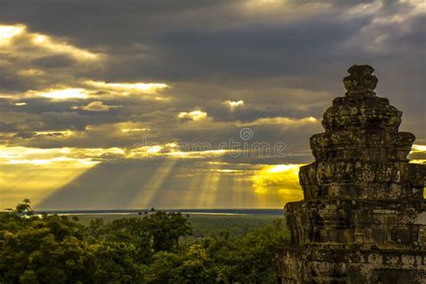 Angkor Thom Bayon 54 tours Jayavarman VII Baphuon Phnom Bakheng coucher soleil Cambodge