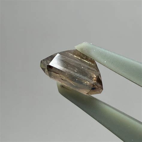 0.84ct 輝きの良さとブルーティントが素敵なアキシナイト ルース | Bleu Roi
