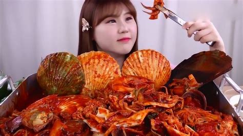 小美女吃辣炖海鲜，搭配首尔蒸海鲜，吃得太过瘾了！