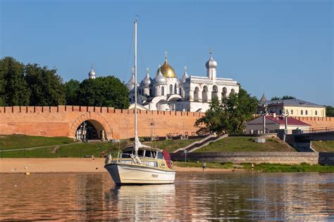 На парусно-моторной яхте по Волхову и Ильмень-озеру 🧭 цена экскурсии ...