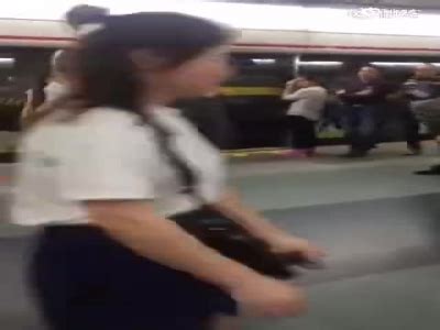 日本一男子在上海地铁内偷拍女性裙底被捕_新浪新闻