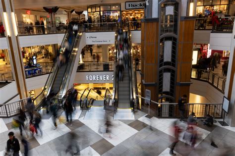 Toys R Us opens at Westroads Mall