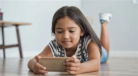 आपके बच्चों के दिमाग का विकास रोक रहा है Smart Phone, ऐसे छुड़वाएं ये ...