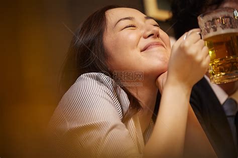 饭店工作的女人喝酒高清图片下载-正版图片502226106-摄图网