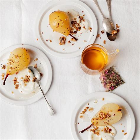 Recette - Poires pochées infusées au thé - La Grande Épicerie