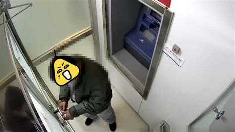 笨贼砸ATM偷钱,紧张到不会开门被困_北方视频-梨视频官网-Pear Video