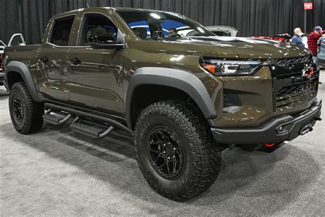 2025 Nissan Frontier vs. 2025 Chevrolet Colorado: 5 Major Differences - Autoblog