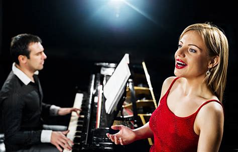 Opera Singer Singing 的图像结果