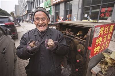 79岁王大爷小餐馆前卖红薯 年轻老板娘每天给他送菜送饭-浙江新闻-浙江在线