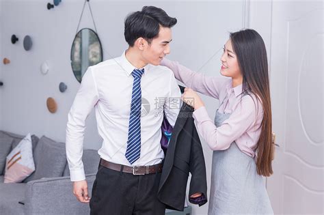 妻子给要上班的丈夫穿衣服高清图片下载-正版图片500813552-摄图网