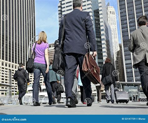 Business People Walking On Street 的图像结果