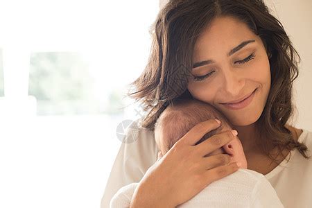 漂亮的女人抱着新生的婴儿高清图片下载-正版图片300433209-摄图网