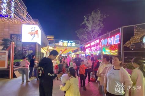 江苏宿迁：营造节日氛围 市民精选春联-人民图片网
