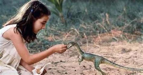 《侏罗纪世界2》小女孩真实身份揭晓，她对变异恐龙意义重大！|侏罗纪世界2|小女孩|恐龙_新浪新闻