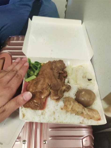 高铁上的盒饭套餐, 这样的价格水平你可以接受吗?