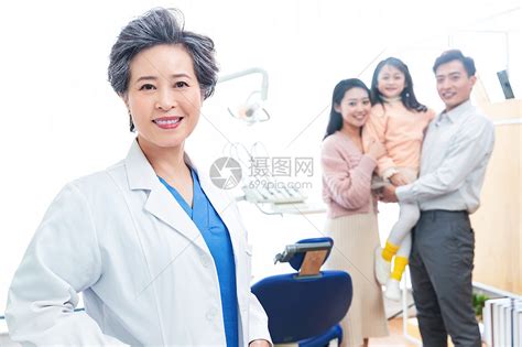 医药职业服务女医生和患者家庭高清图片下载-正版图片501951416-摄图网