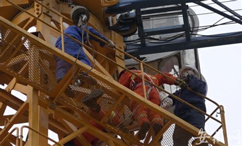 合肥一工人安装塔吊时被砸伤困在高空 消防员制缓降器救援_安徽频道_凤凰网