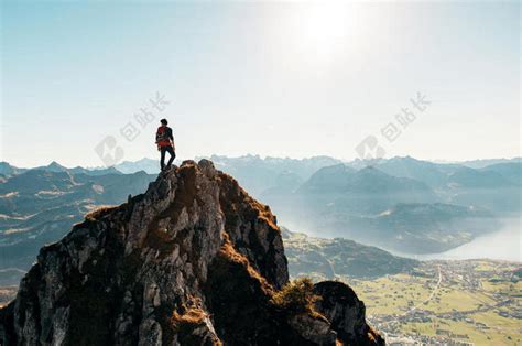 户外登山攀登山顶男人励志正能量图片 - 包站长