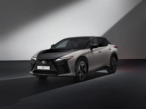 Serving at Hamburg's Rothenbaum: Lexus presents the all-electric RZ at the tennis classic ...