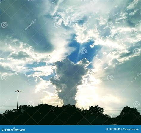 一个风雨如磐的夏天的许多不同的云彩在密西西比 库存图片. 图片 包括有 晒裂, 风雨如磐, 注视的, 许多 - 120195341