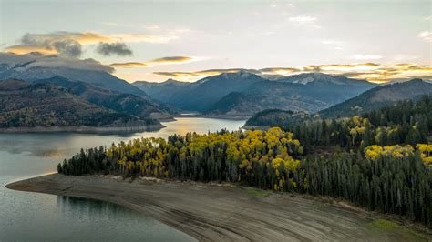 Fall Colors on Palisades Reservoir, ID [5463x3073] [OC] : r/EarthPorn