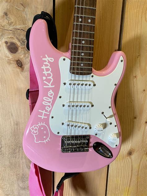 Hello Kitty Mini Strat - Squier Hello Kitty Mini Strat - Audiofanzine