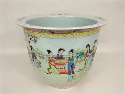 Chinese famille rose flower pot decorated with a garden scene // JIngd ...