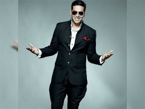 Twinkle Khanna posts photo of Akshay Kumar, the doting father