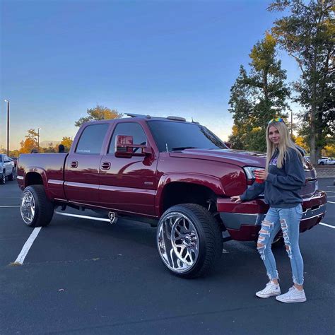 Lindsay Bercosky | Obviously it’s water in my cup | Instagram