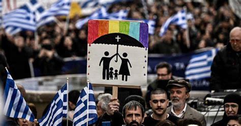 Miles de personas protestan en Atenas contra el matrimonio homosexual