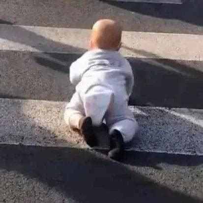 【1024·关注】事发石家庄！宝宝在马路上爬，妈妈在旁边拍视频_婴儿_孩子_行人